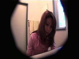 都内某所の飲食店トイレ排泄盗撮スパイカメラ映像4時間34人　サンプル画像18